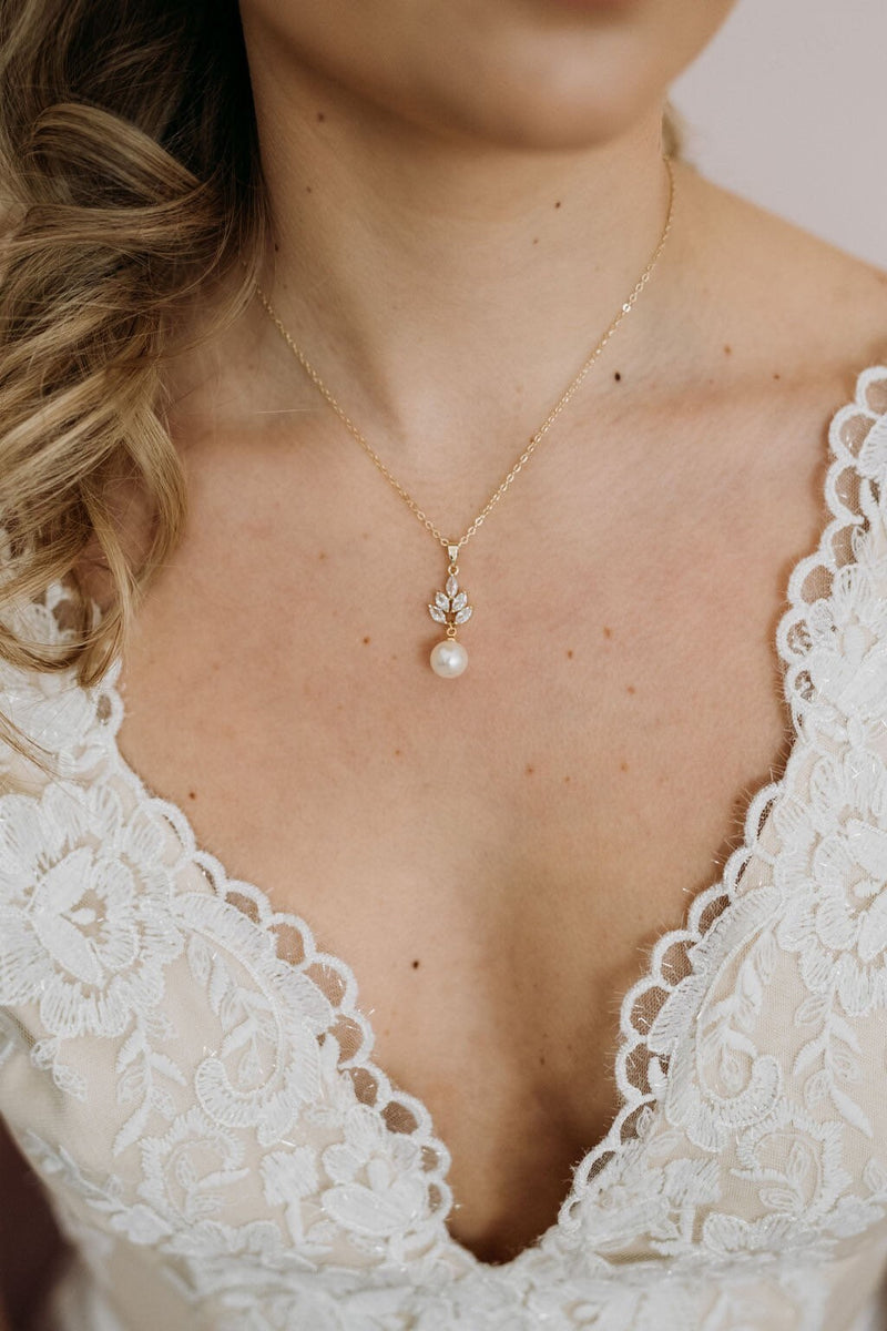 Necklace for deep v clearance wedding dress